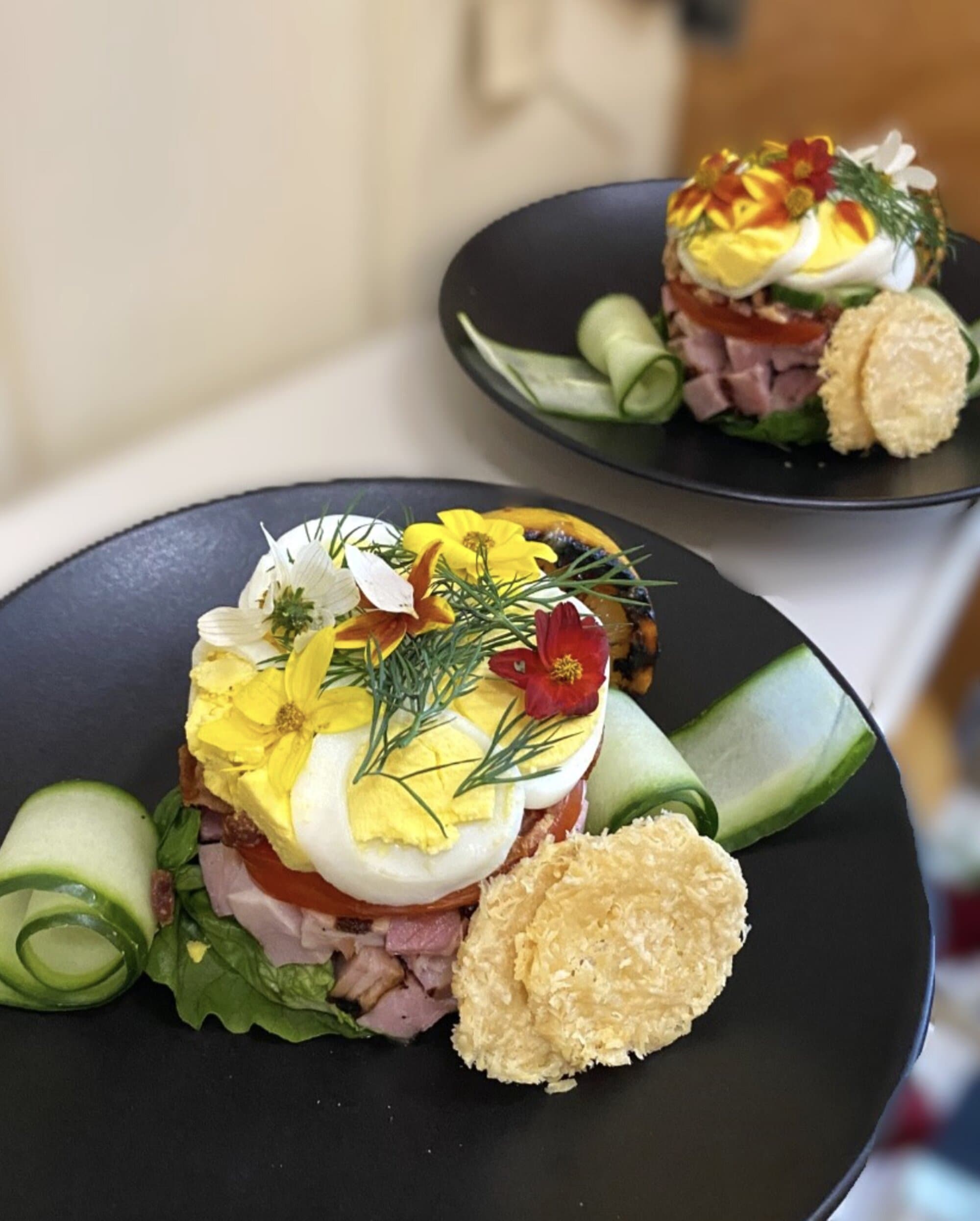 Refined breakfast composition with cured egg and edible flowers